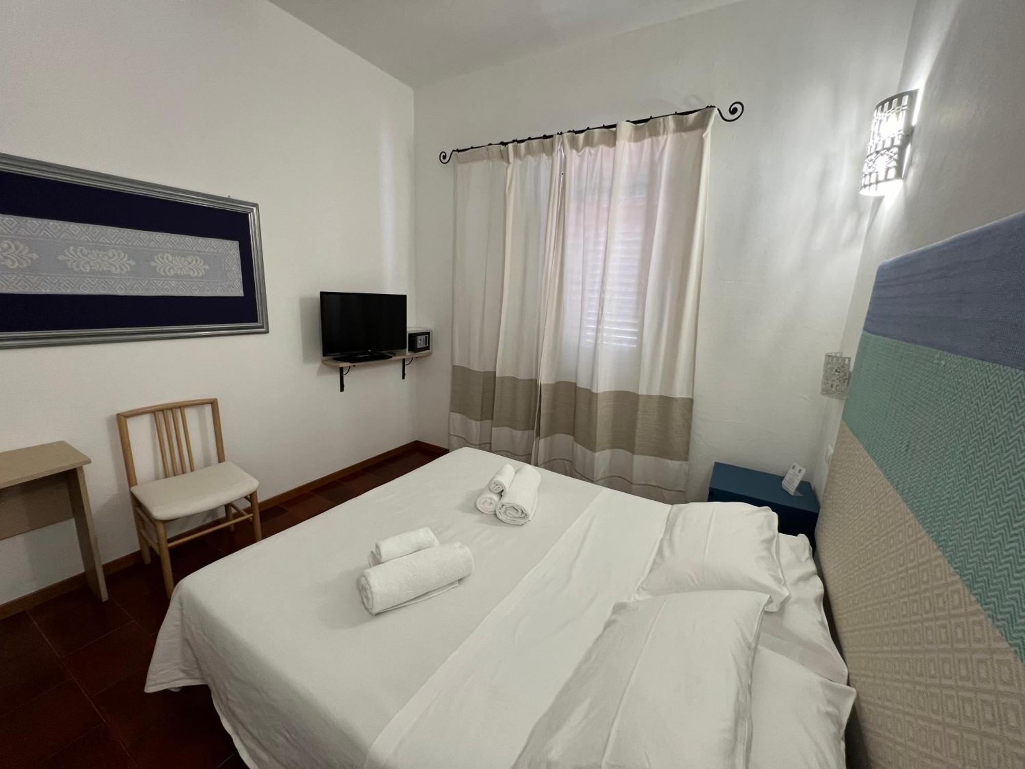 Hotel Da Cecco Santa Teresa Gallura Exterior photo